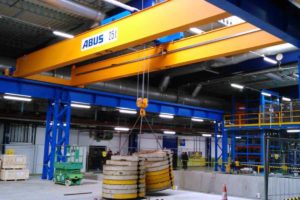 test suwnicy 25 ton w hali przemysłowej